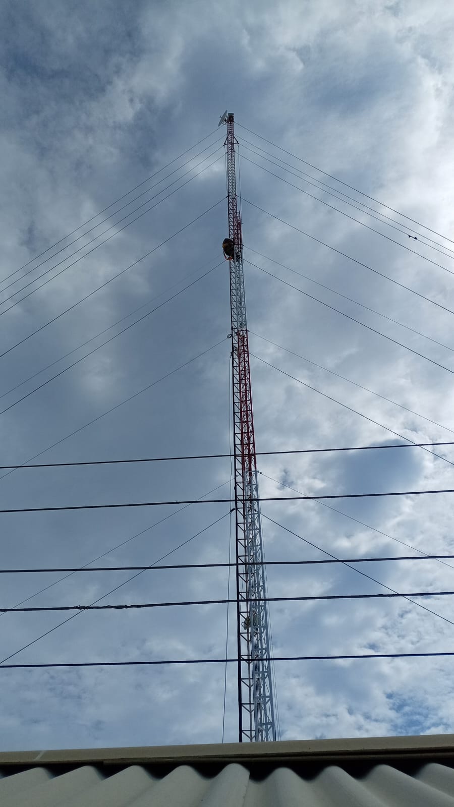 Instalación de torre ventada de 42m - 4